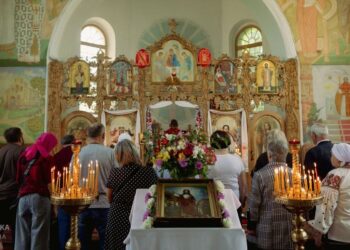 В одному з храмів прифронтової Синельниківщини щонеділі збираються люди, аби помолитися за Україну та триматися купи
