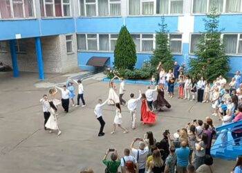 Останній дзвоник сьогодні пролунав у 796 закладах освіти області – для понад 49 тисяч випускників