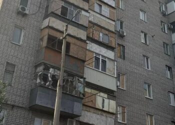 У Нікополі пошкоджені багатоповерхівки, приватний будинок та адмінбудівля внаслідок ворожих обстрілів
