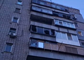 Через обстріли у Нікополі пошкоджений торгівельний центр та багатоповерхівка