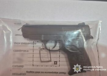 На Криворіжжі 15-річний підліток у балаклаві з пістолетом пограбував 17-річну дівчину