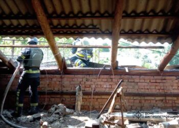 Ворожий FPV-дрон спричинив пожежу у багатоповерхівці Нікополя