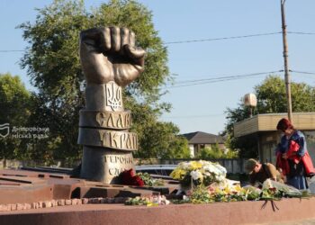 У Дніпрі відкрили новий меморіальний знак на честь загиблих захисників