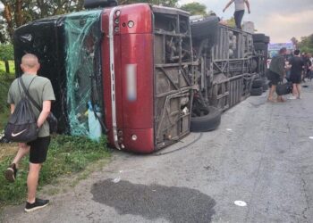 На Дніпропетровщині перекинувся   двоповерховий автобус з пасажирами: є жертви