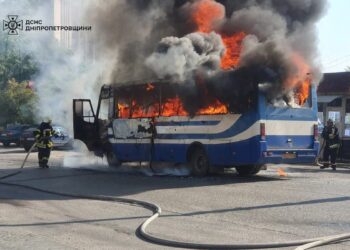 У Дніпрі вщент згорів пасажирський автобус