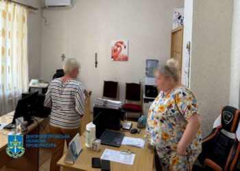 У Дніпрі викрили медиків на хабарі у майже 9 тисяч доларів за фіктивні діагнози чоловікам