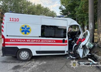 У Дніпрі «швидка» врізалася у стовп: загинув медик