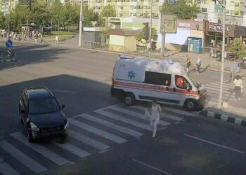 “Швидка” влетіла у натовп людей на проспекті Слобожанському: деталі