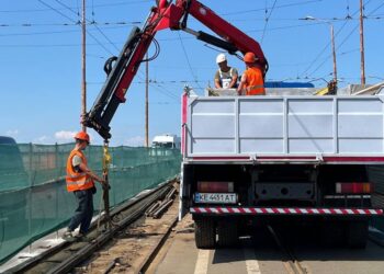 Відзавтра змінять схему руху два автобуси у Дніпрі