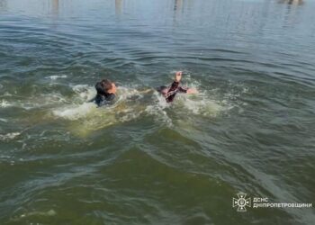 У Дніпрі врятували чоловіка, який тонув біля Монастирського острова