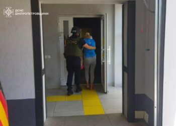У Нікополі надзвичайники врятували жінку, постраждалу внаслідок обстрілів