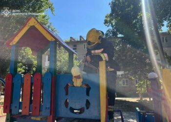 У Вільногірську врятували дитину, яка потрапила у пастку на дитячій гірці