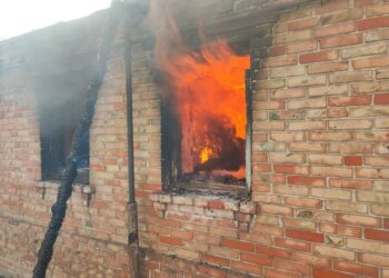 Внаслідок обстрілів сталися пожежі та руйнування у двох районах області