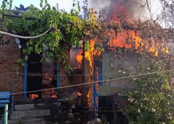 Потрощені будинки та автівки: ворог вдарив по двох районах області