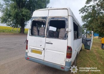 Загинув 59-річний чоловік внаслідок влучання ворожого дрона в мікроавтобус на Синельниківщині