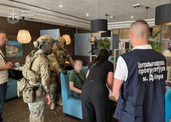 Затримали дніпрянина, який намагався перевезти чоловіка за кордон за 12 тисяч доларів