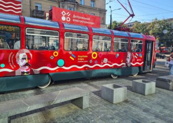 У центрі Дніпра на День міста відбулась презентація нового екскурсійного трамваю зі скляним дахом