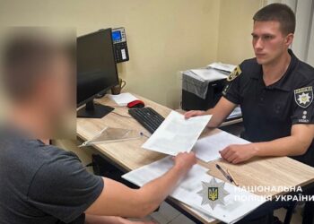 У Дніпрі затримали молодика, який поранив ножем двох чоловіків у День міста