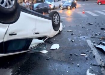 Потрійна ДТП у Дніпрі: перекинуте авто та постраждалий