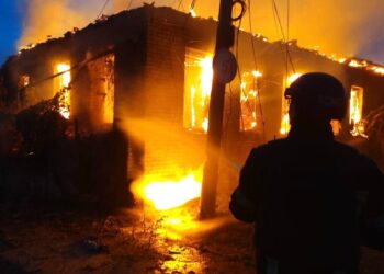 У Нікополі внаслідок обстрілів згорів будинок