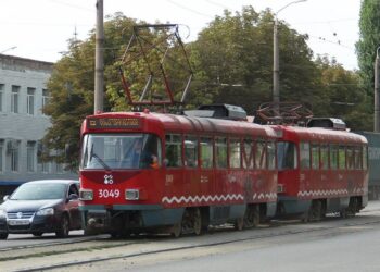 Через аварію обладнання під час атаки на Дніпро змінять роботу два трамваї