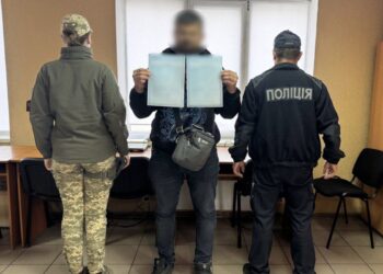 Мешканець Дніпропетровщини намагався виїхати за кордон із фейковим статусом багатодітного батька