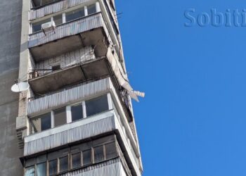 У Кам’янському під час атаки шахед врізався у балкон квартири на 11 поверсі (ФОТО)