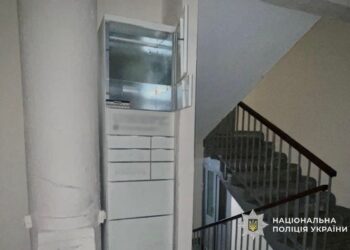 У Дніпрі затримали двох чоловіків, які викрадали посилки з поштоматів