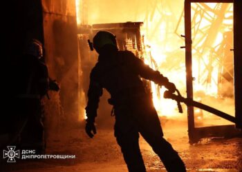 Рятувальники показали наслідки атаки на Дніпро