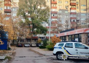 Вихопив гроші: у Дніпрі поліцейські затримали чоловіка, який пограбував жінку біля банкомату