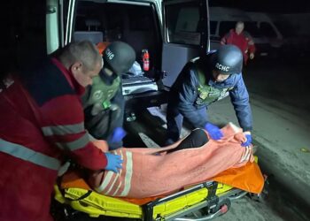 Окупанти вдарили по автівці “швидкої” на Нікопольщині: поранені медики