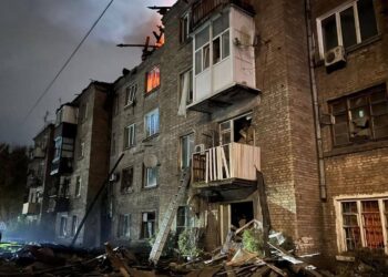 Атака “шахедів” на Кам’янське: зруйновано багатоповерхівку, є постраждалі