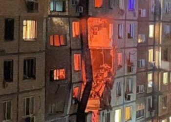 Масована атака на Дніпро: частково зруйновано багатоповерхівку