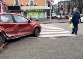 ДТП на Поля: автівка знесла світлофор