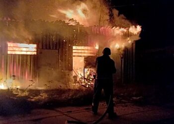 Масштабні пожежі та руйнування: атаковано два райони Дніпропетровщини