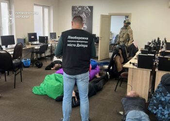 У Дніпрі викрили великі шахрайські кол-центри: шахраї прикидалися фахівцями банку
