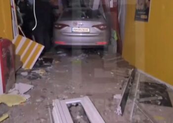Авто в’їхало у піцерію в Кривому Розі: постраждала працівниця