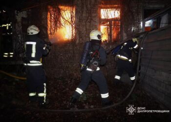 У Дніпрі врятували з палаючої будівлі травмованого чоловіка