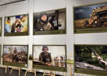 «Про100 героїв»: у Дніпрі відкрили фотовиставку про воїнів 23 ОМБр