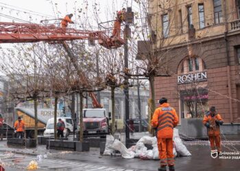 У Дніпрі почали монтаж новорічної ілюмінації