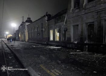Поранені рятувальник та працівник підприємства внаслідок атак на Дніпропетровщину: деталі