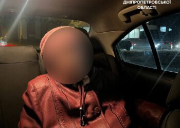 Хвилинка добра: у Дніпрі патрульні допомогли жінці, яка загубилася у місті