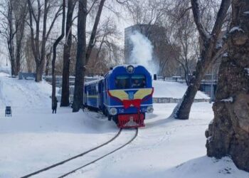 У Дніпрі відкрила зимовий сезон дитяча залізниця