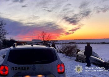 У Дніпровському районі поліцейські допомогли витягнули автомобіль з кювету