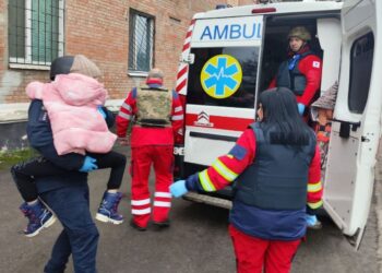 У Нікополі ворог поранив двох людей: серед них дитина