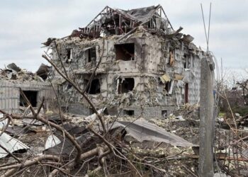 Зранку ворог вдарив ракетою по будинках під Дніпром: троє поранених
