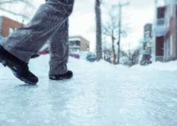Як у Дніпрі вночі боролися із ожеледицею
