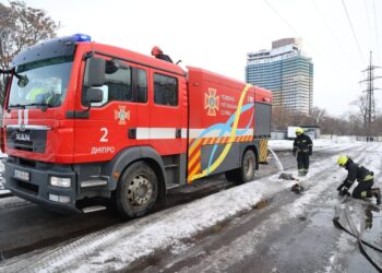 У Дніпрі відновили рух транспорту по Січеславській Набережній, яка постраждала внаслідок атаки БпЛА