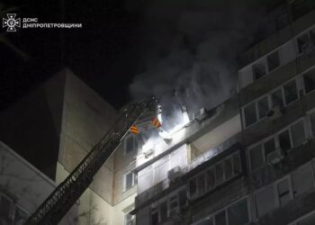 Вогнеборці врятували жінку з палаючої квартири на Перемозі