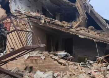 У Нікополі надзвичайники врятували 89-річну жінку з пошкодженого дроном будинку